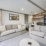 بيت للعطل Field View With Hot Tub