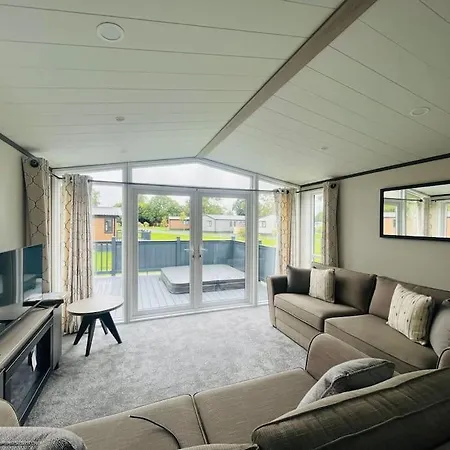 Field View With Hot Tub Holiday home