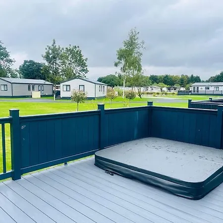 Field View With Hot Tub Holiday home *