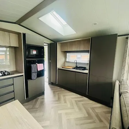 Field View With Hot Tub Holiday home *