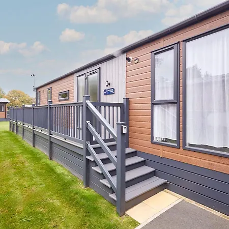 Field View With Hot Tub * York