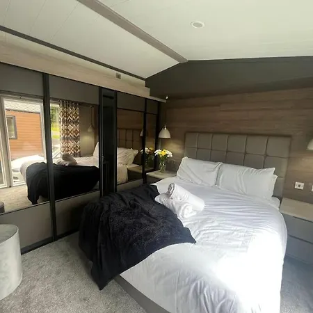 Field View With Hot Tub * York