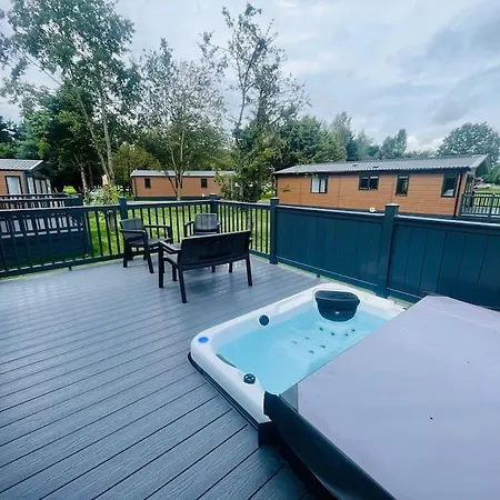 Field View With Hot Tub Ferienhaus