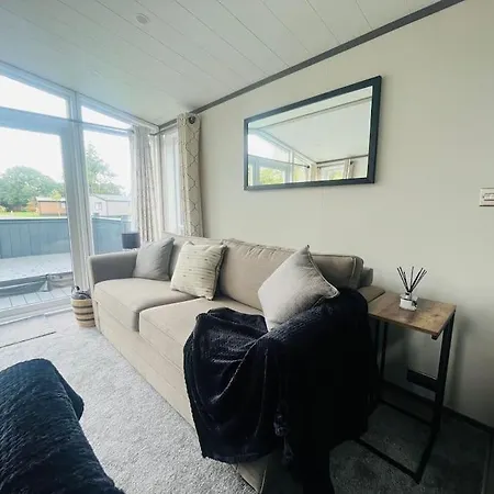 Field View With Hot Tub Ferienhaus York